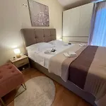 Denis 公寓